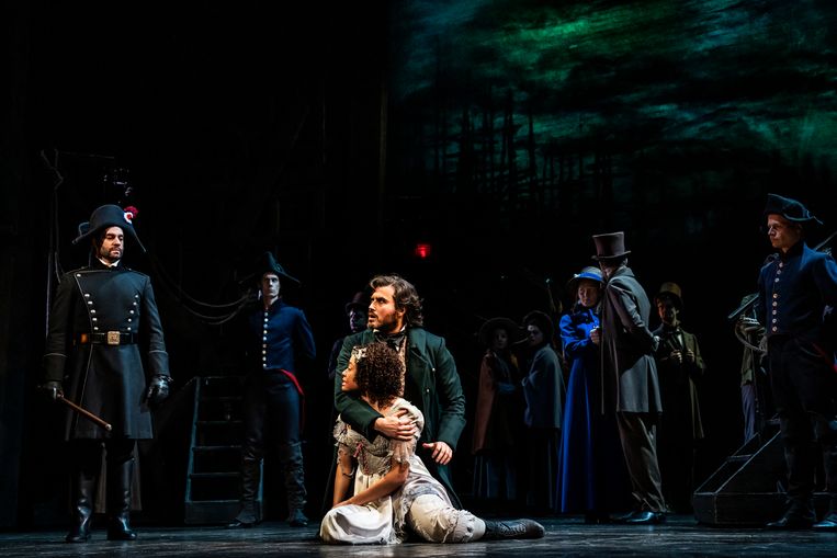 Freek Bartels (links) als Javert, Milan van Waardenburg als Jean Valjean en Channah Hewitt als Fantine.  Beeld Johan Persson