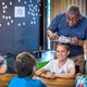 Kinderen leren over slavernij met keti koti-boerenbont