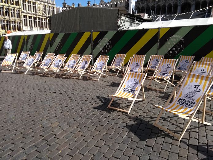Vlaams Belang plaatste een reeks strandstoelen met het opschrift "11 juli - Betaalde feestdag" voor de ingang van het stadhuis.