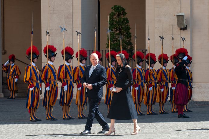 De prins en de prinses arriveren in Vaticaanstad.