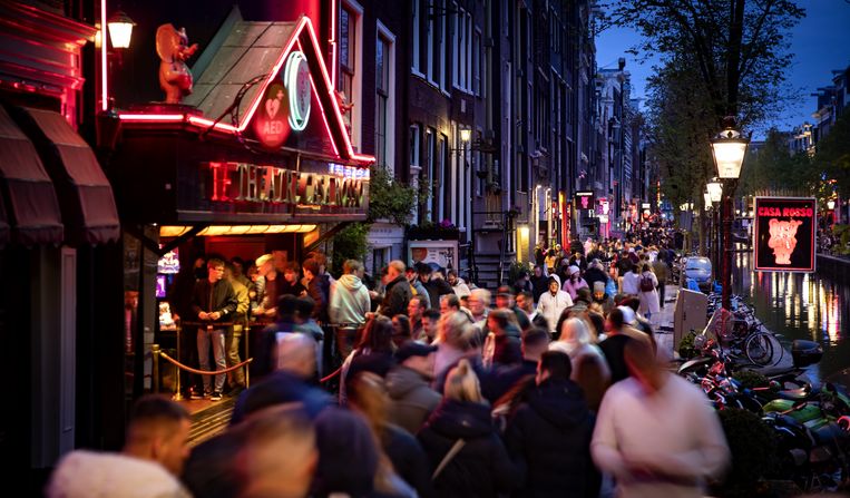Drukte op de wallen in het centrum van Amsterdam. Beeld ANP