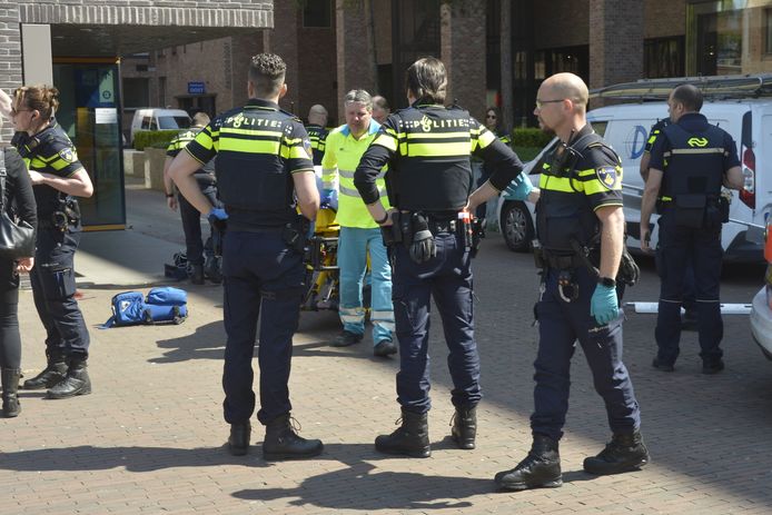Een man is donderdagmiddag rond 14.00 uur van een railing gevallen aan de Gravinnen van Nassauboulevard in Breda.