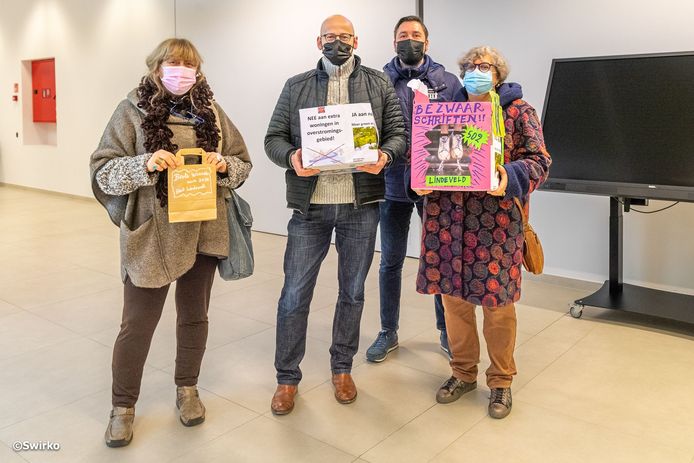 Het actiecomité dat protesteert tegen sociale woningen in Lindeveld in Hofstade legde eerder bezwaarschriften neer bij de stad.