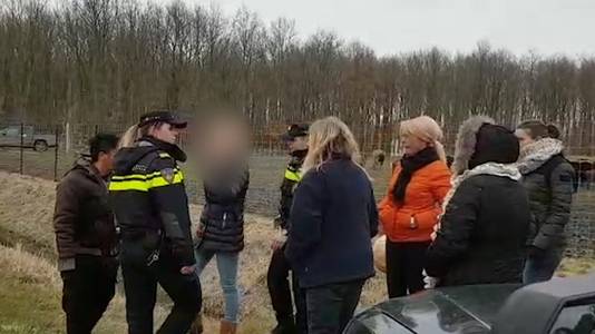 Een actievoerder wordt gearresteerd bij de Oostvaardersplassen.