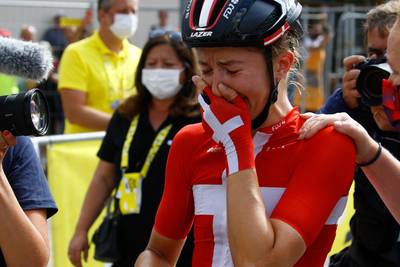 Intense vreugde bij Ludwig, die in tranen uitbarst na knappe zege in Tour de France Femmes: 