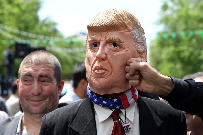 Archieffoto: een Trump-pop wordt hard aangepakt tijdens een Iraanse betoging in mei.