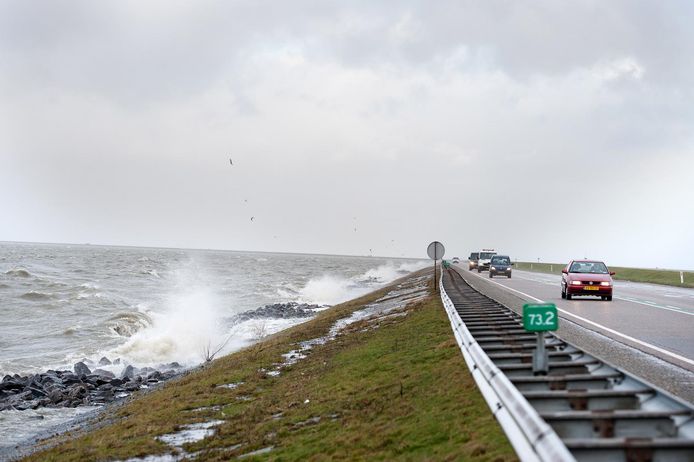 Stevige wind langs de dijk tussen Enkhuizen en Lelystad.