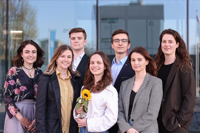 Oekraïense Yeva Nikolenko (21) in het midden met een bloem in haar hand. Rechts achter haar staat Tomasz Drozdowski, de oprichter van Students for Ukraine.