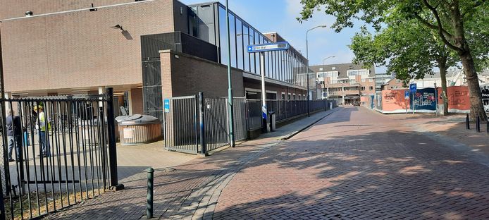 De zijpoort van het TBL in de Carmelietenstraat.