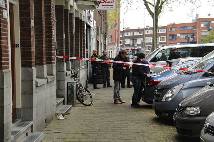 De politie doet onderzoek in de woning aan de Mathenesserdijk in Rotterdam-West waar het dode kindje is gevonden.