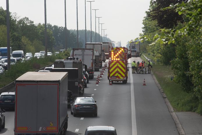 Twee rijstroken versperd na ongeval E40 in Wetteren.