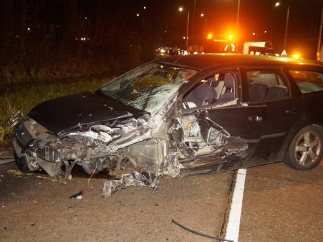 Twee gewonden en flinke schade bij botsing tussen twee auto’s in Drunen