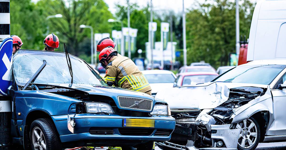 Meerdere gewonden bij botsing in Tilburg, politie vermoedt dat een van de bestuurders door rood reed.