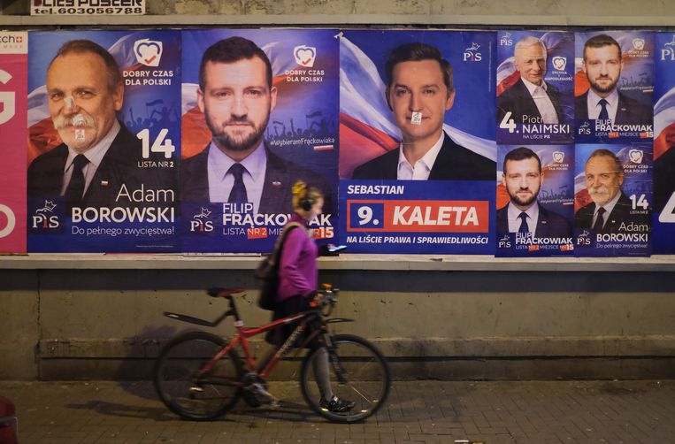 Verkiezingsposters voor PiS in Polen.  Beeld Getty Images