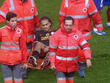 Denayer sort sur civière: c'est mauvais signe