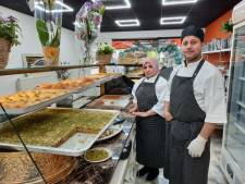 Ibrahim en Lina verkopen zelfgebakken baklava en ander zoets aan het Schubertplein: 'Ik hou ervan!'