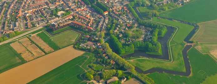 De Zuiderwaterlinie is een 160 kilometer lang samenhangend stelsel van verdedigingswerken dat van Bergen op Zoom langs elf Brabantse vestingsteden naar Grave loopt.