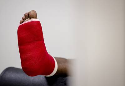 Met te snelle brommer botst Arie op auto, en nog altijd ondervindt hij de gevolgen