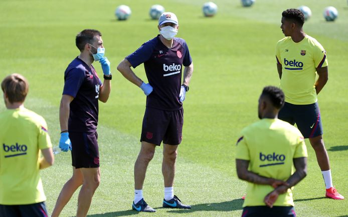 Trainer Quique Setien op de training van FC Barcelona