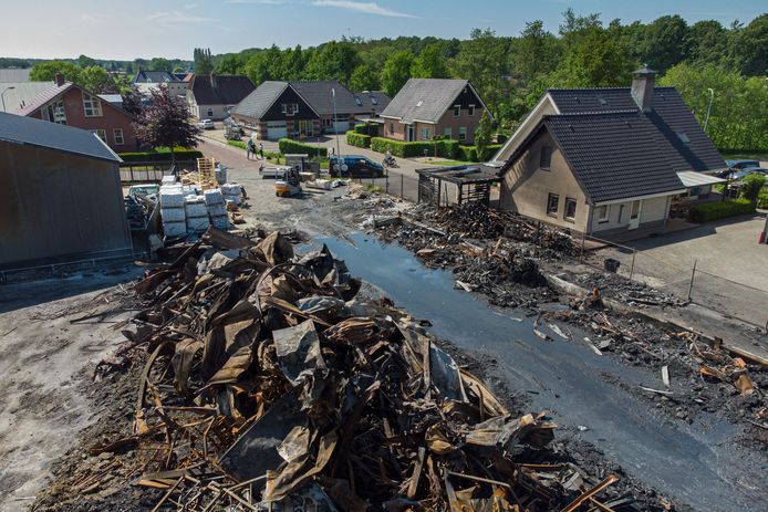 De dag na de grote brand bij Rhodos Wellness aan de Zuiderzeestraatweg in Oldebroek. Het bedrijf is totaal verwoest.