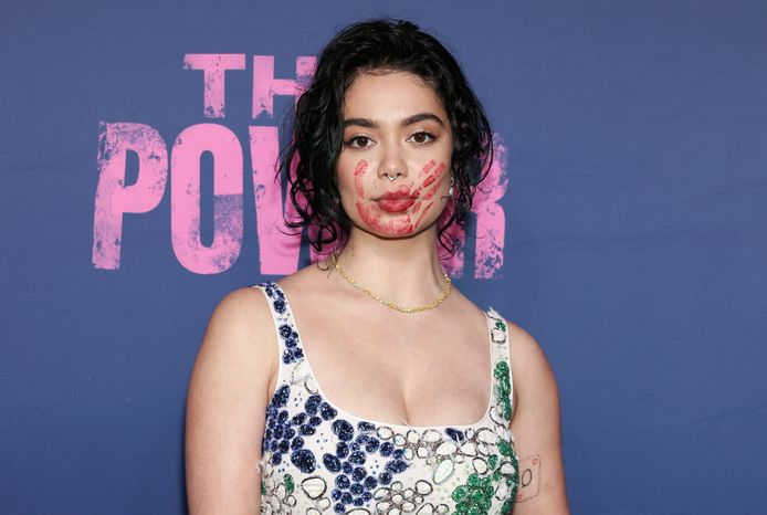 Auli'i Cravalho met de rode handafdruk.