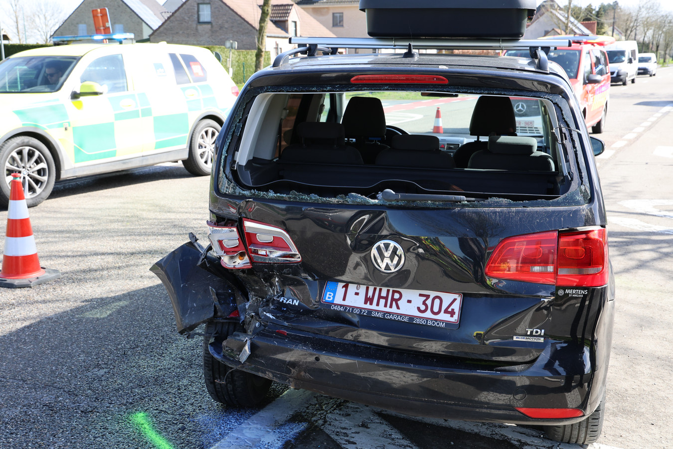 Wagen overkop na botsing tegen geparkeerde auto man zwaargewond naar