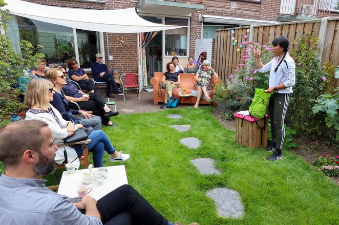 Nhung Dam vertelt in de Stratumse tuin over haar 'voetreis'.