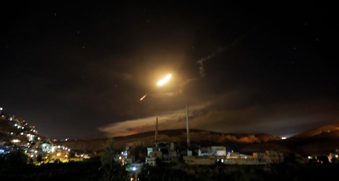 Syrische luchtafweerraketten boven Damascus op 10 mei 2018.