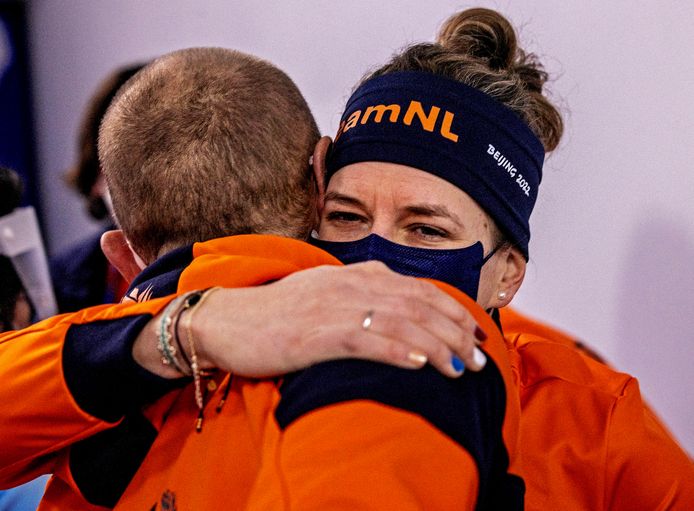 Ireen Wüst wordt na haar gouden race omhelsd door Carl Verheijen.