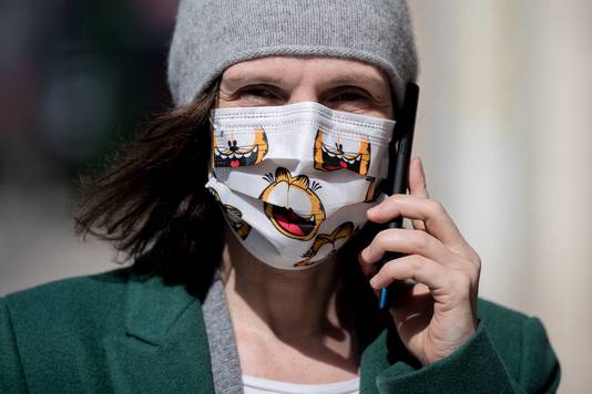 Een vrouw met een gepimpt mondmasker in Krakau. Het blijft verplicht om in Polen in de openbare ruimte de mond en neus af te dekken met een mondkapje of sjaal. 