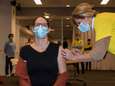 In alle vroegte is het vaccineren voor verpleeghuispersoneel begonnen: de eerste prik is voor Danielle 