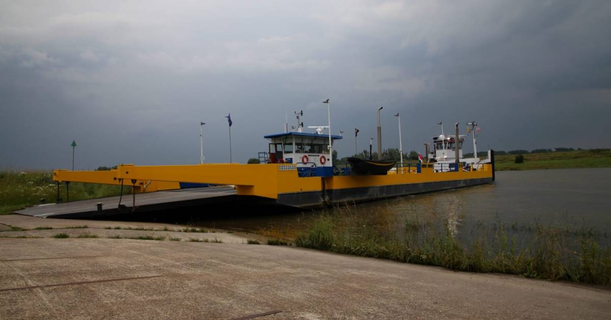 Veerpont Doornenburg-Pannerden uit de vaart door aanvaring - De Gelderlander