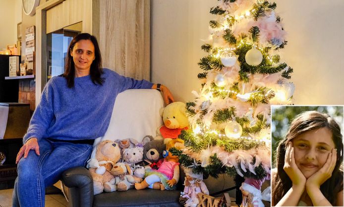 Wendy Demeestere, de mama van Kato, bij de kerstboom en de relaxzetel waarin het verongelukte meisje zo vaak zat te tokkelen op haar smartphone.