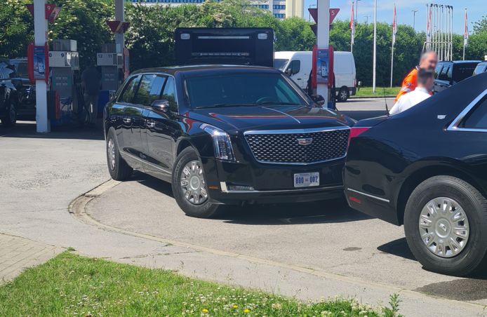 'The Beast', de gepantserde limousine van de Amerikaanse president Joe Biden, werd gespot aan een tankstation in Zaventem.