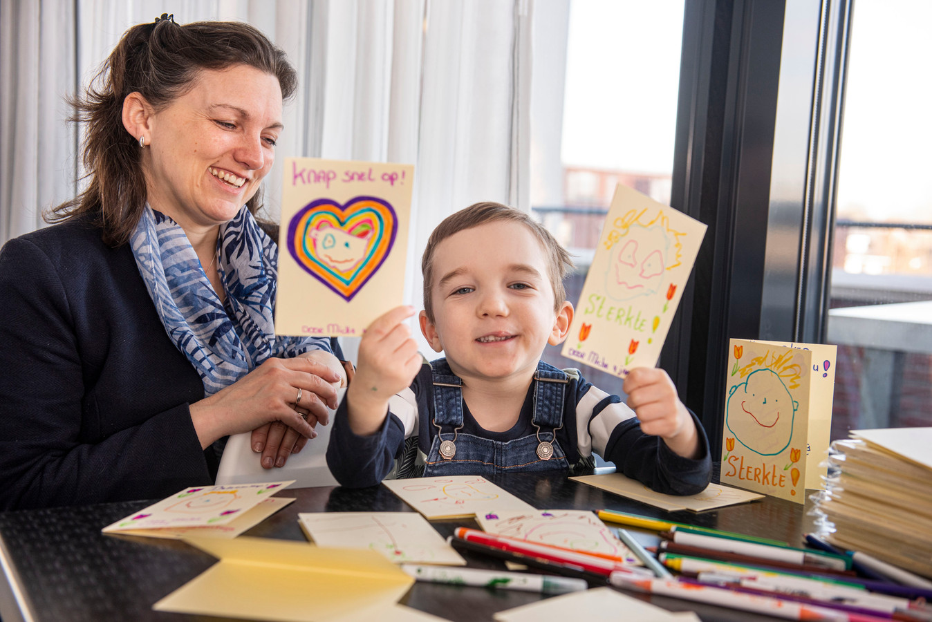 Micha (4) uit Made kleurt kaarten voor ‘zielige coronamensen in het ...