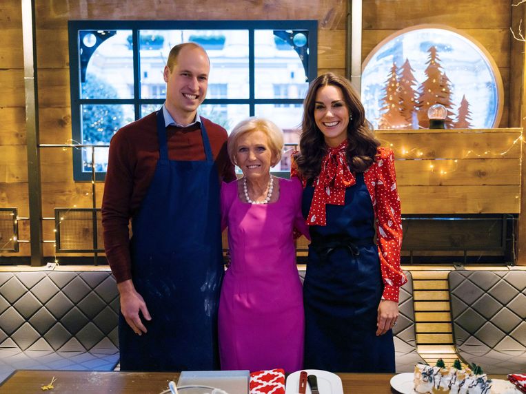 Prins William en zijn vrouw Kate Middleton naast kooklegende Mary Berry. Beeld AP
