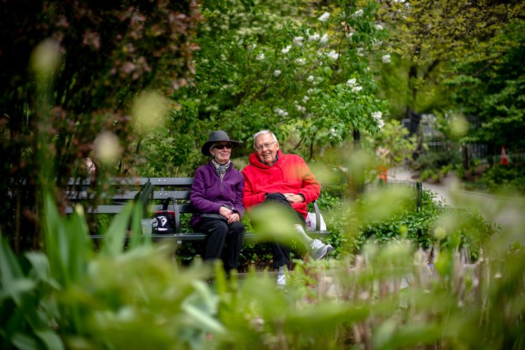 Friends Judith (81) and Bill (85) are hoping for younger presidential candidates than Joe Biden and Donald Trump.  Image Hilary Swift for de Volkskrant