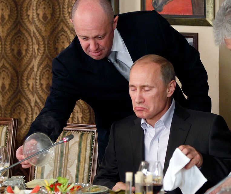 Jevgeni Prigozjin serveert de toenmalige Russische premier een gerecht in 2011. Beeld AP