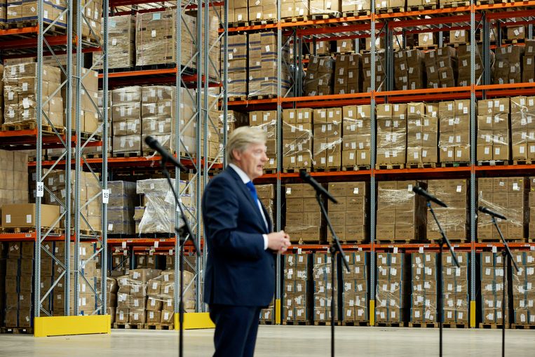 Martin van Rijn, oud-minister voor Medische Zorg, tijdens een presentatie in een distributiecentrum van het Landelijk Consortium Hulpmiddelen. Beeld Hollandse Hoogte /  ANP
