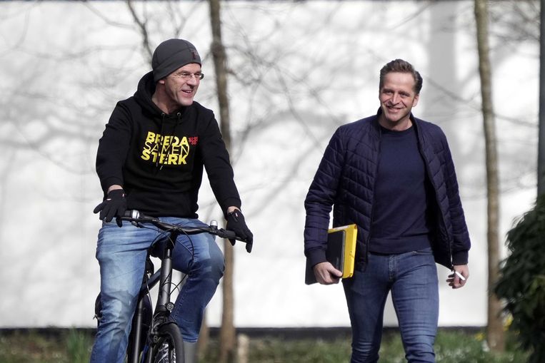 Mark Rutte en vertrekkend minister van Volksgezondheid Hugo De Jong kwamen samen bij Catshuis aan.  Foto van de Environmental Protection Agency