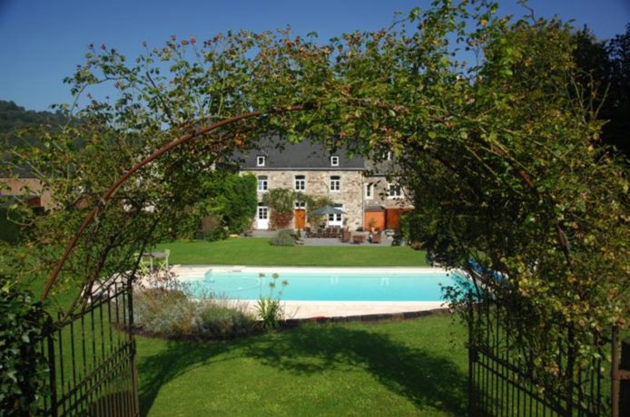 De b&B Le Richmond bestaat uit een traditioneel herenhuis met grote tuin en zwembad.