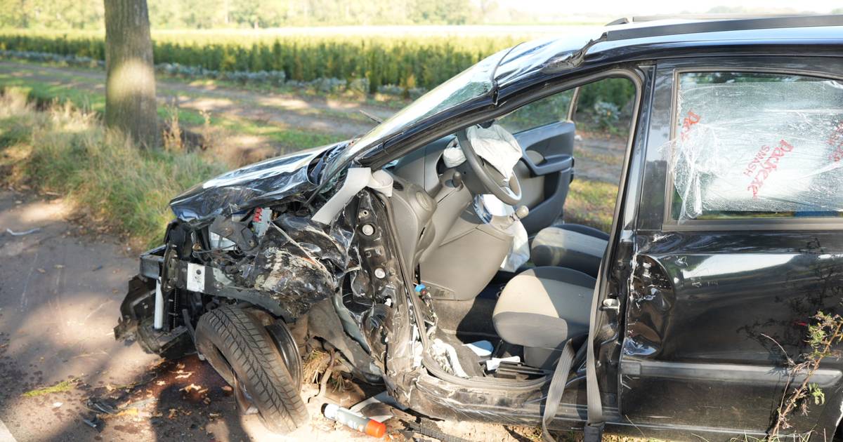 Man verliest macht over het stuur in De Moer en knalt tegen een boom, traumaheli ter plaatse