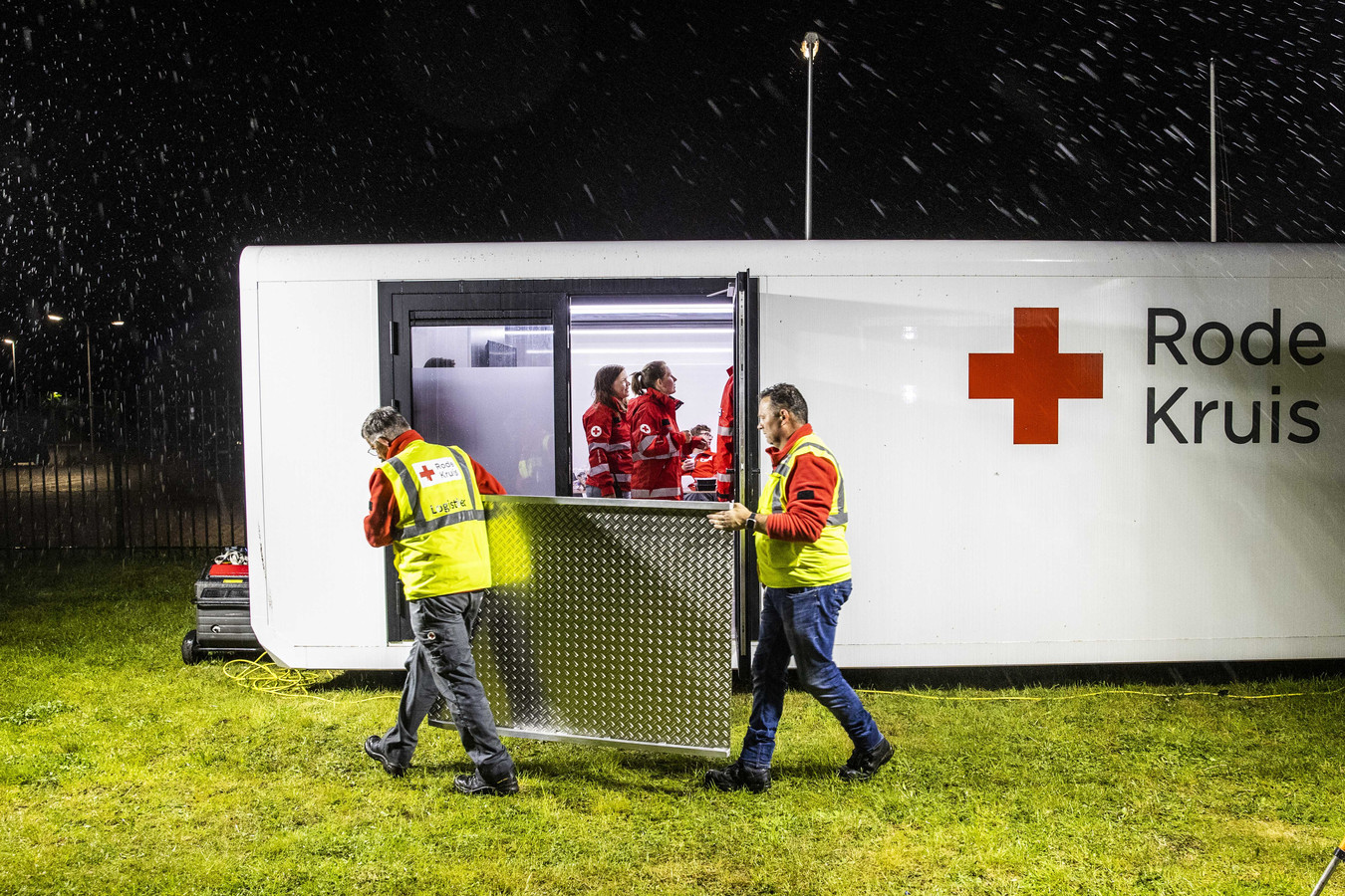 Vorige week zette Het Rode Kruis een nood-accommodatie op bij het overvolle aanmeldcentrum in Ter Apel om asielzoekers in op te vangen. Eerder dreigden asielzoekers buiten te moeten slapen omdat er geen plek meer was.