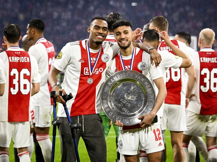 Ryan Gravenberch (l) vergezelt Noussair Mazraoui (r) naar Bayern München.
