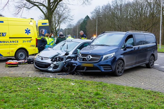 Een vrouw is zondagmiddag lichtgewond geraakt bij een botsing tussen een auto en een bestelbus in Oss.