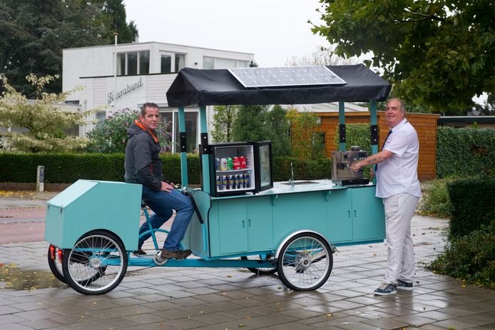 Ronnie Reijnen (op het zadel) en Ben Kregting met De Koffiekar, nieuw in het Nijmeegse straatbeeld.