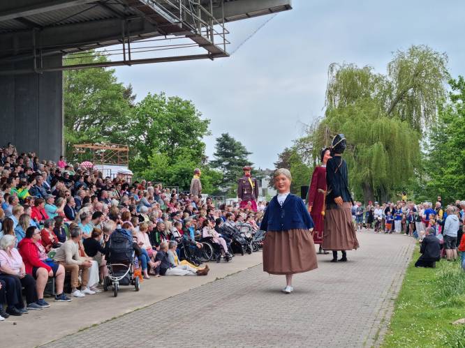 Reuzenhappening brengt massa volk op de been aan Donkmeer 
