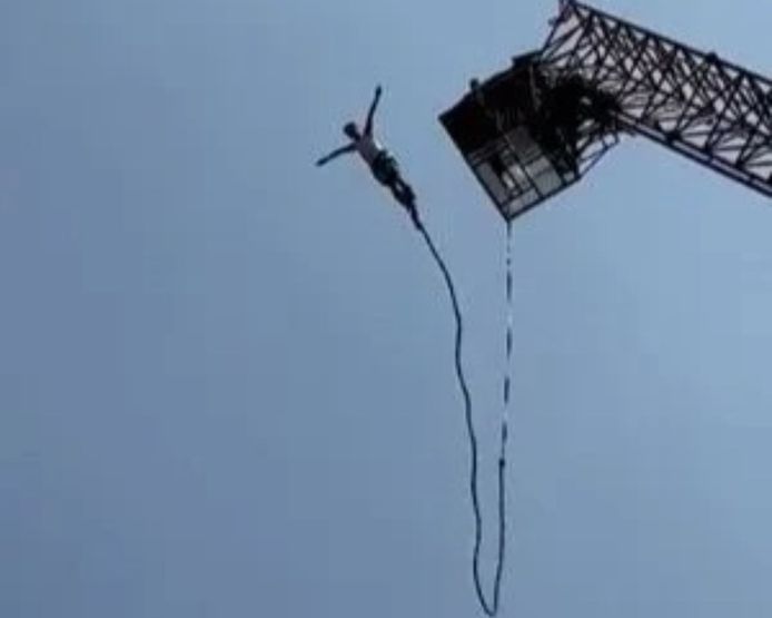En Thailande, un touriste saute à l'élastique et la corde se rompt
