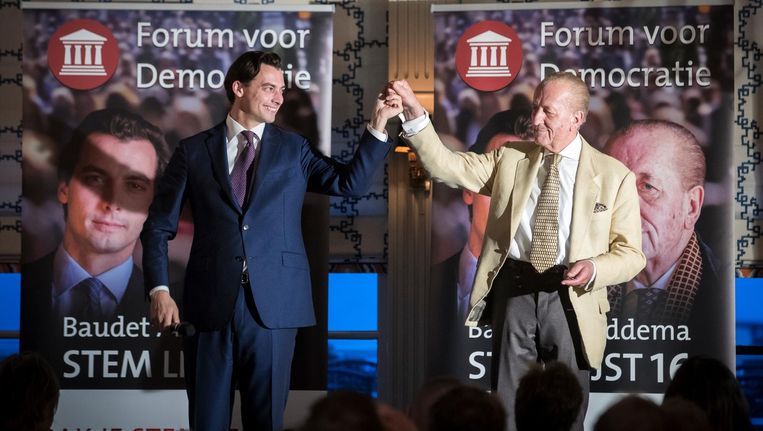 De Tweede Kamerleden van Forum voor Democratie (FVD) Thierry Baudet en Theo Hiddema tijdens een bezoek aan Volendam Beeld anp