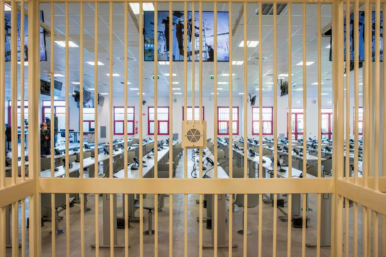 Het uitzicht vanuit een van de kooien waarin de verdachten zullen zitten. Beeld AFP